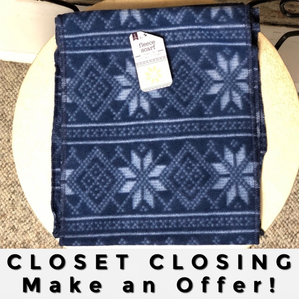 NWT blue snowflake fleece scarf